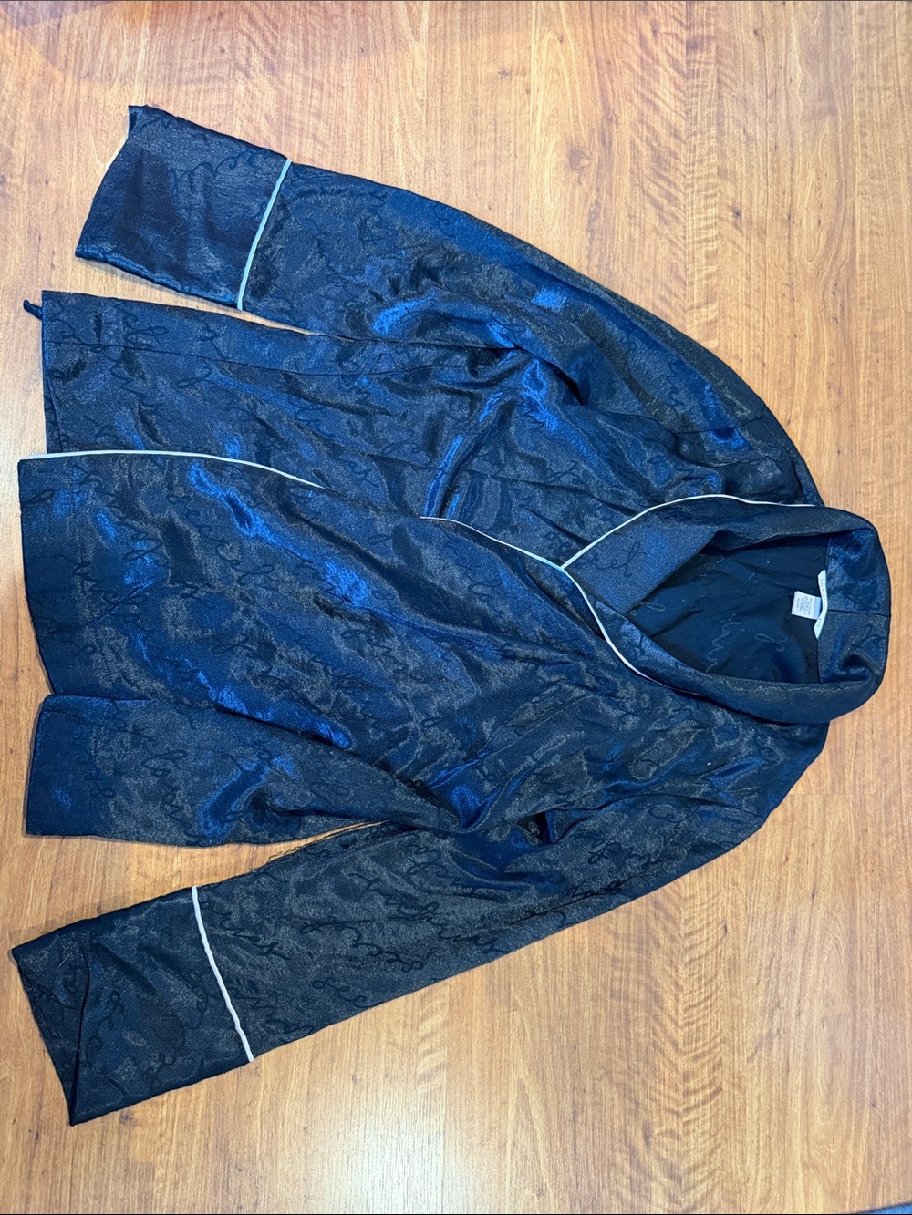 Victoria's Secret Black Robe -style top with White Piping